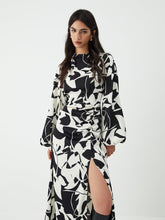 Langes Kleid mit Blumenmuster und Schlitz